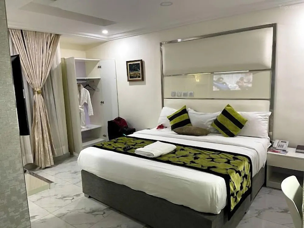 /web/uploads/116/Vertus Hotel and Suites/room-photos/Standard room/0225y12000fmrsd7aEE5C_W_1280_853_R5.jpg